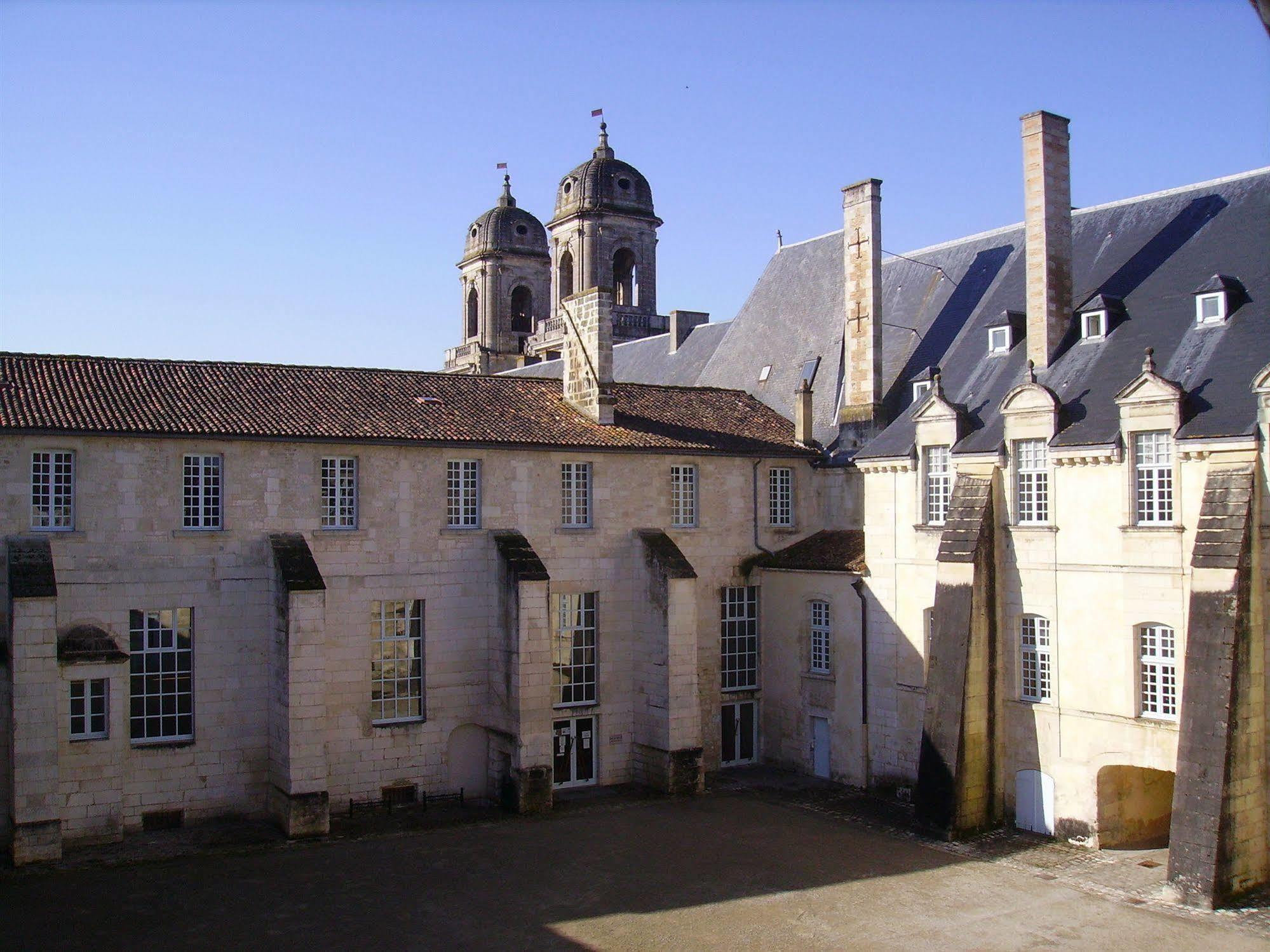 Abbaye Royale Saint-Jean-d'Angely Exterior photo
