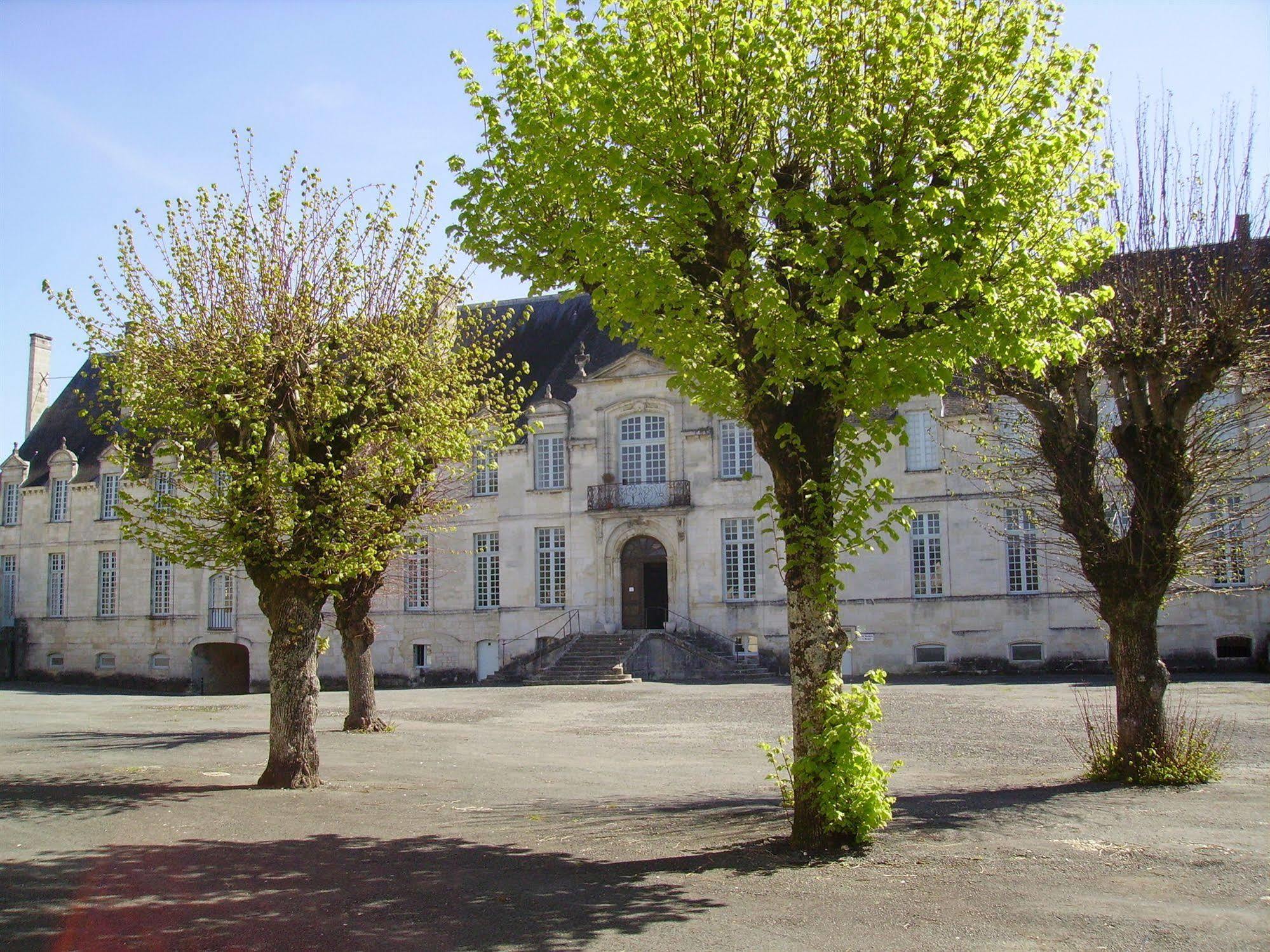 Abbaye Royale Saint-Jean-d'Angely Exterior photo