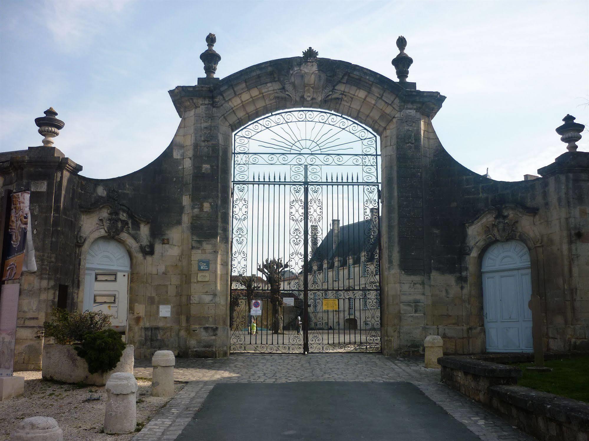 Abbaye Royale Saint-Jean-d'Angely Exterior photo